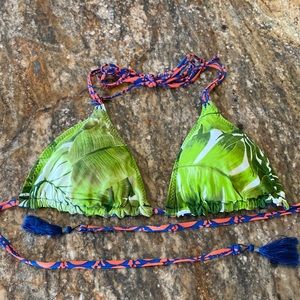 Reversible bikini top with double neck tie and tassels. Size small 🐬